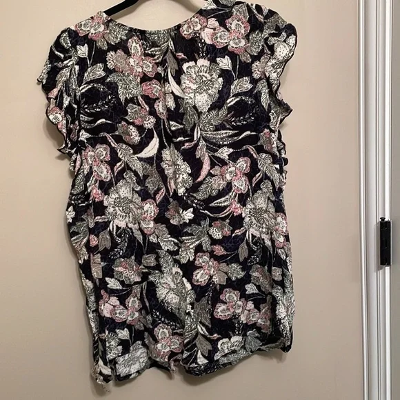 Old Navy women’s EUC black floral print top XXL​ - Picture 2 of 4